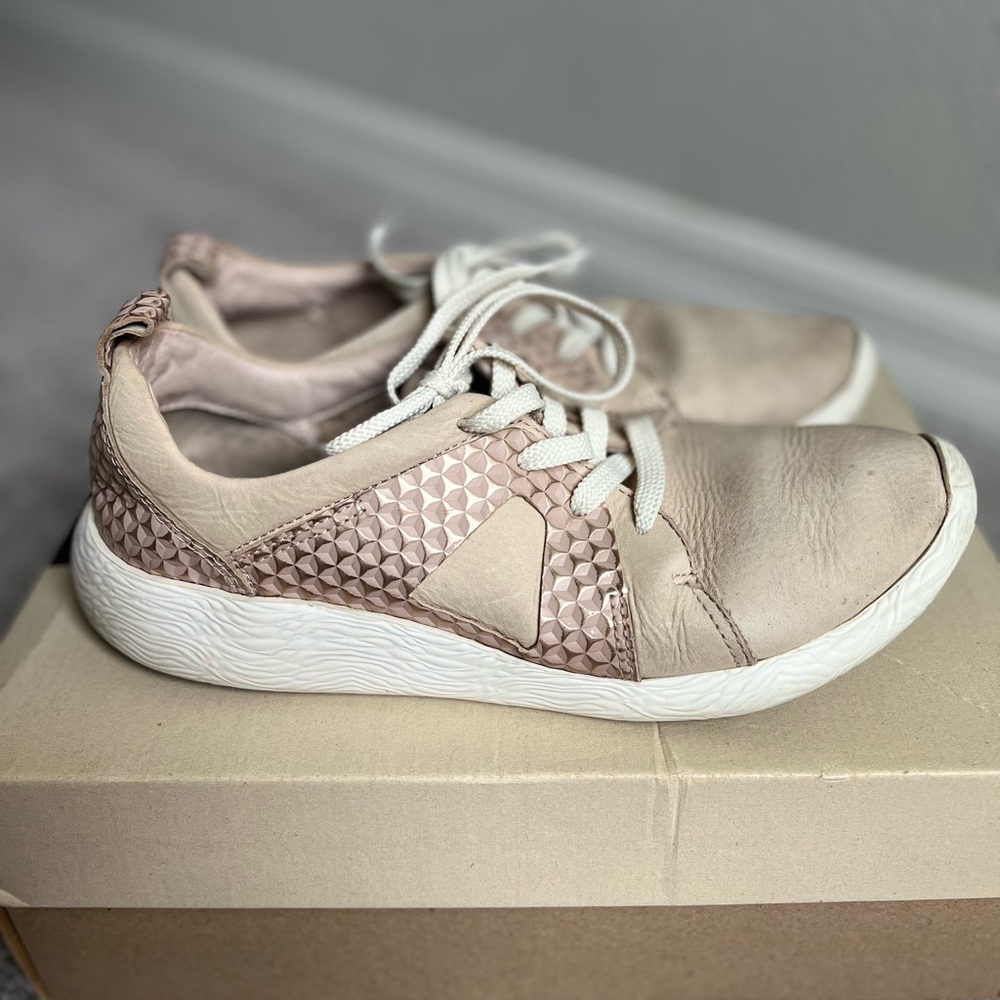 Clarks Artisan Collection Leather Sneakers Size 8